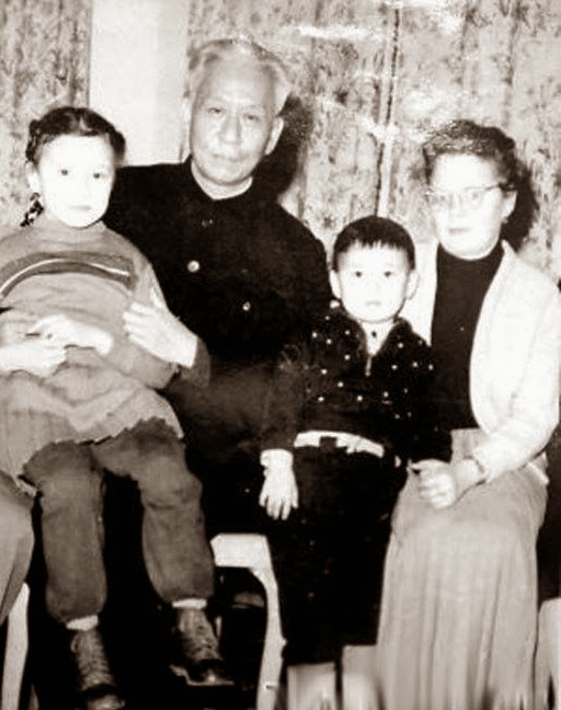 1958年，玛拉最后一次携子女来到中国，与刘少奇合影