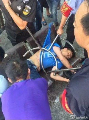 深圳市公安官方指出，今下午近2点时有1名男子于沙井客运站内持刀砍人，现场多为民众受伤，警方赶到后紧急将这名男子逮捕。（图撷自微博）