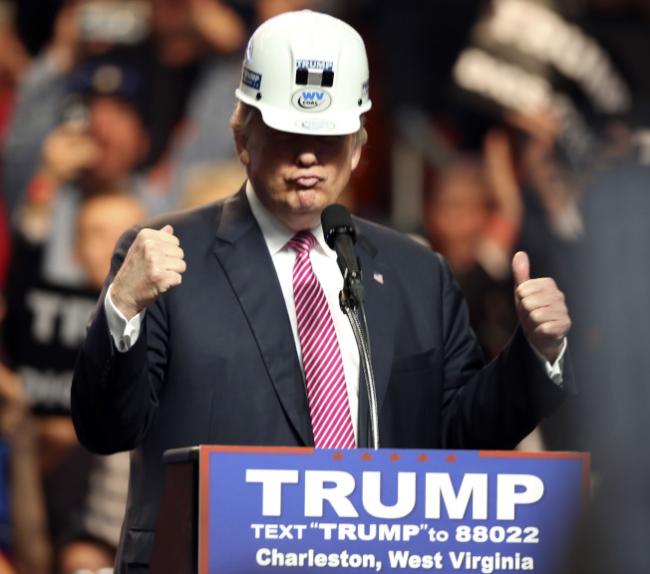 川普5日在西维吉尼亚州造势，戴着当地煤矿工人的安全帽演讲。（美联社）