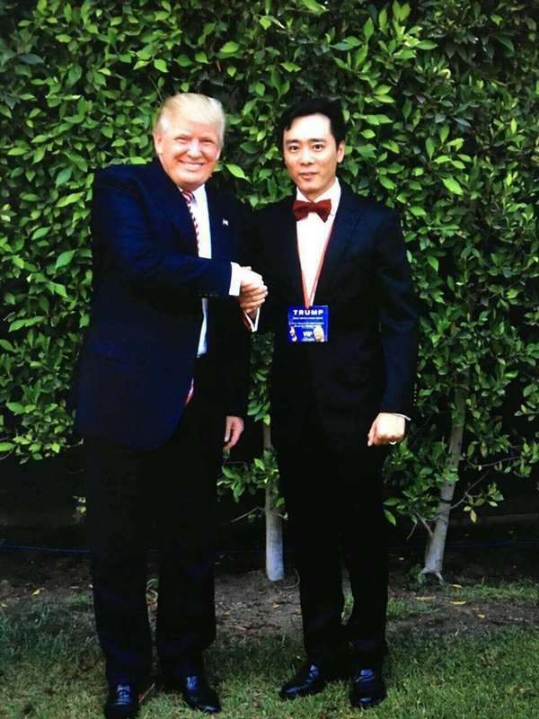 特朗普与“华裔北美川普助选团”创建人兼主席王湉握手王湉供图