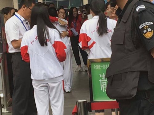 6月7日，北京某考场外等待孩子的考生家长。（图片由网友提供）