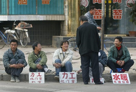 2002年10月8日辽宁的失业工人在路边等著雇主雇他干零工。(FREDERIC J. BROWN/AFP/Getty Images)