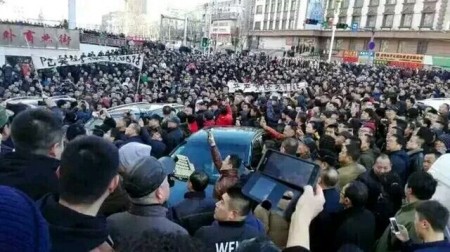 3月9日起，黑龙江双鸭山矿业集团上万名矿工连续四天上街游行堵铁路，当地政府调动上千警力镇压。（网络图片）