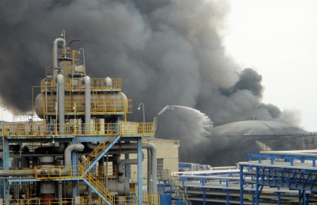2011年8月29日中石油在大连的炼油厂。(STR/AFP/Getty Images)