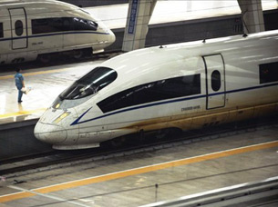 图片：为京沪高铁打造的“CRH380BL”子弹列车停泊在北京南站。（法新社图片）