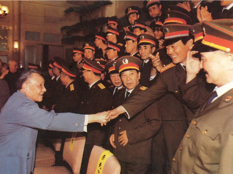 1989年6月9日，邓小平接见戒严部队军以上干部