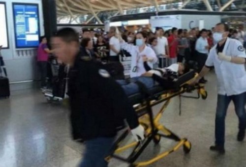 上海浦东机场T2航站楼发生爆炸事件。（网络视频截图）