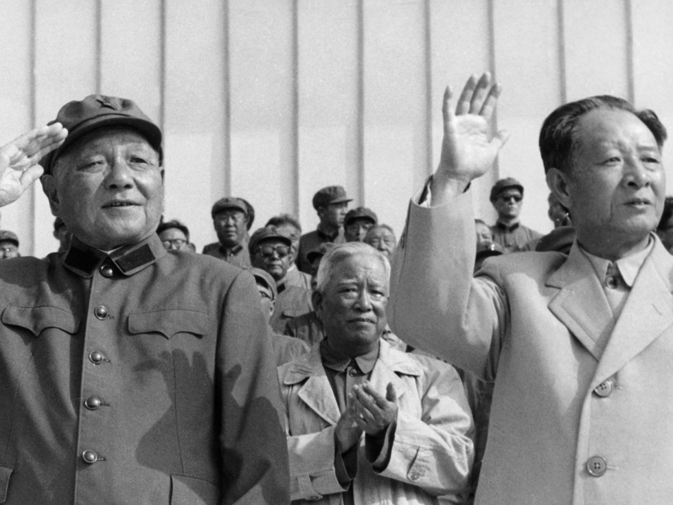 1981年9月1日，胡耀邦和邓小平在北京合影（图源：AFP/VCG）