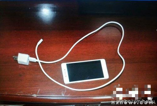 福建漳州一女子手持正充电的手机在家中死亡。（网络图片）