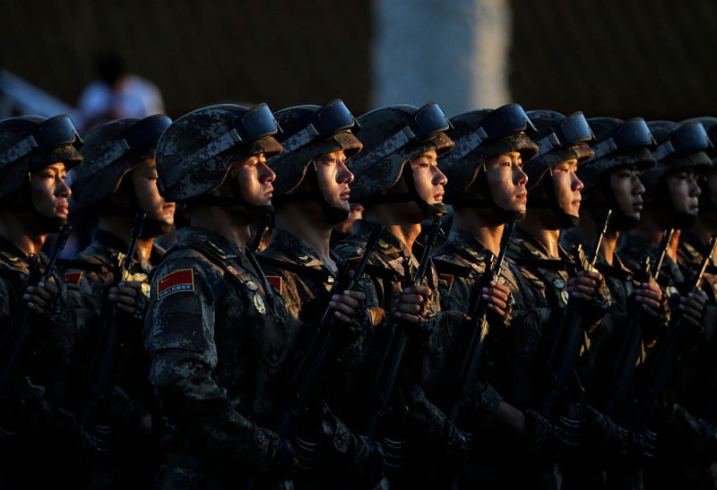 军改大局一定，北京当局立即给军人全面加薪以稳定军心。图为2015年9月3日在北京天安门广场上参与大阅兵的士兵。(Jason Lee- Pool/Getty Images)