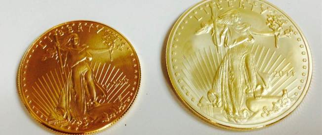 美国货币协会指出，假金币正以惊人的比率及速度进入市场。图为真一盎斯美国鹰金币（左）及假冒的金币（右）。 （网路图片）