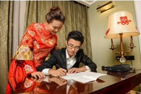 5月16日，江西南昌铁路局李云鹏夫妇选择在新婚之夜抄写党章，声称要“留下美好记忆”。遭到网络民众炮轰。（网络图片）