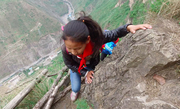 CHINA SICHUAN ROAD ON CLIFF