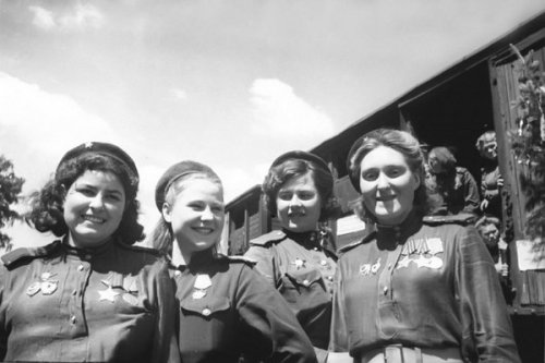 十月革命胜利后，苏联布尔什维克政权领导下的漂亮女兵。（网络图片）