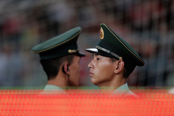 近期习近平当局对军队高层的清洗不断，中共军队在大调整中。其中成都军区三正军级少将完成“三角对调”。(Lintao Zhang/Getty Images)