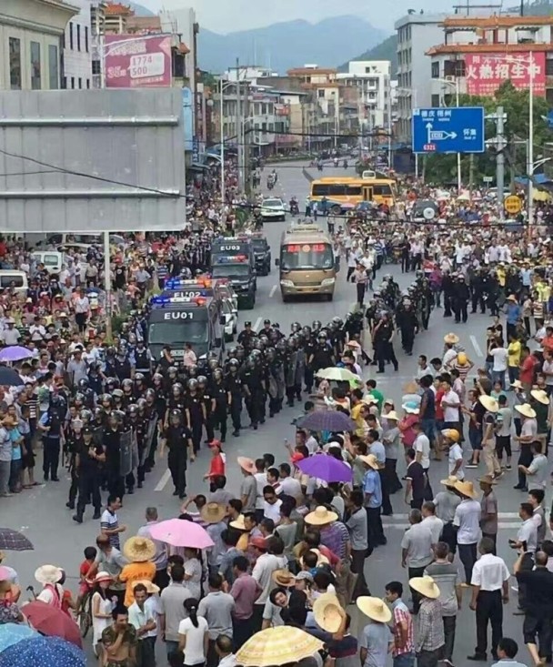 大批穿防暴装备的警员进入示威人群。（互联网图片）