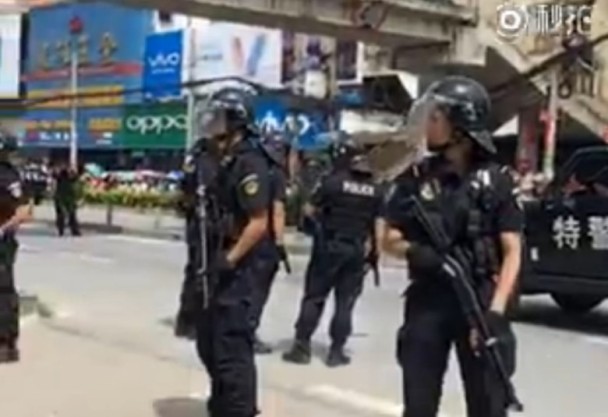 多名警员手持催泪枪戒备。（互联网图片）