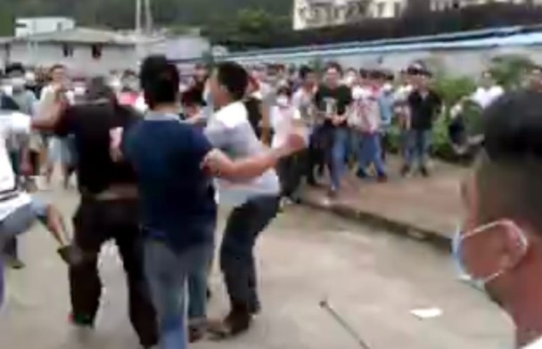 网传群众围殴镇政府官员。（互联网图片）