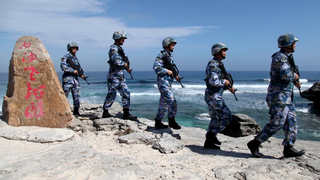 在西沙群岛永兴岛上巡逻的中国解放军。摄于2016年1月29日