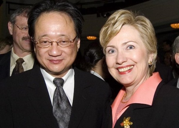 前民主党金主徐咏芫（左）因策划庞氏骗局而入狱。图为他与希拉妮合照。（互联网图片）