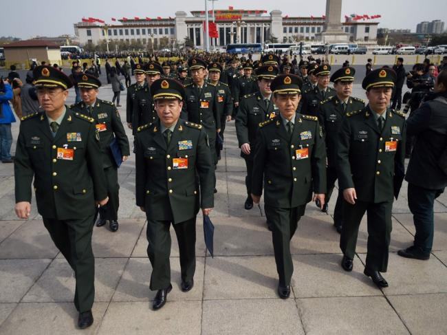2016年中国两会，解放军代表团步入会场，他们中很多人将在未来的调整中高升