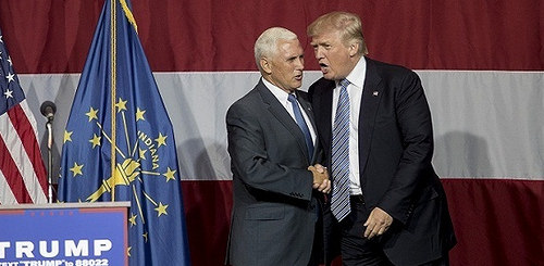 当地时间2016年7月12日，共和党总统候选人特朗普前往印第安纳州造势，和州长彭斯握手。