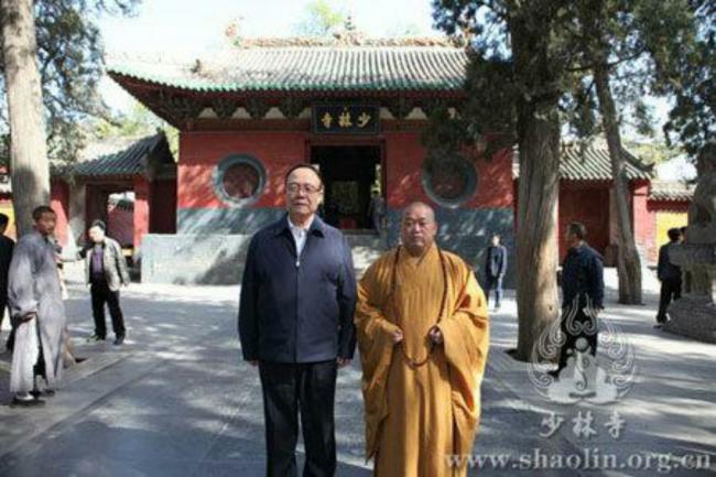 2013年4月郭伯雄便装走访少林寺，获方丈接待
