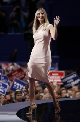 美国共和党总统候选人川普的长女伊凡卡21日身着一袭浅粉色合身及膝洋装登上共和党全代会舞台发表演说。（路透）
