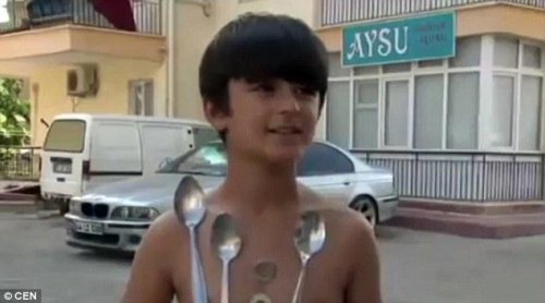 9岁的男童声称自己的身体是一块“磁铁”。(网络图片)