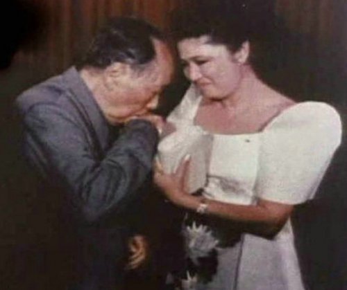 1975年，毛泽东接见了马科斯总统及其夫人伊梅尔达。(网络图片)