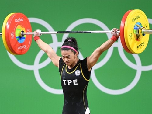 台湾举重选手许淑净拿下她第2面奥运会举重金牌。（网络图片）