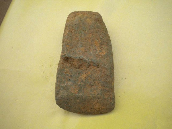 资料图：旧石器时代发现的人类工具——石斧。