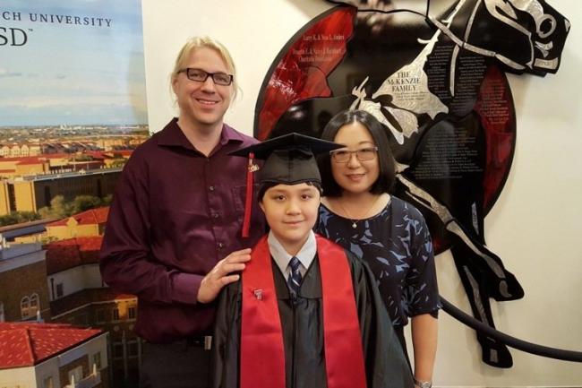 德州12岁男童舒勒，今秋即将进入康乃尔大学就读，主修工程。舒勒的父亲安迪及韩裔母亲哈瑞都是航太工程师。图／德州理工学院
