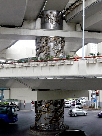 上海唯一一根外观镶有龙型浮雕的高架桥梁柱，被称为“龙柱”。（网络图片）