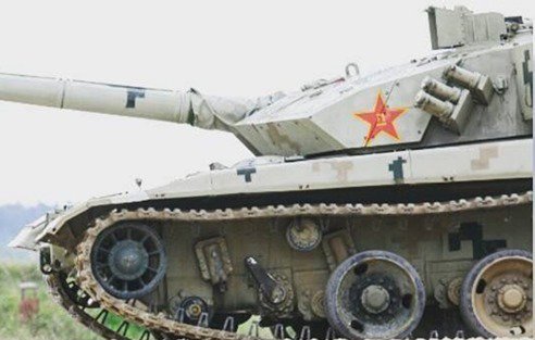 8月13日，中共军方代表队109号96B新型坦克在俄罗斯坦克大赛中跑掉一个负重轮（网络图片） 