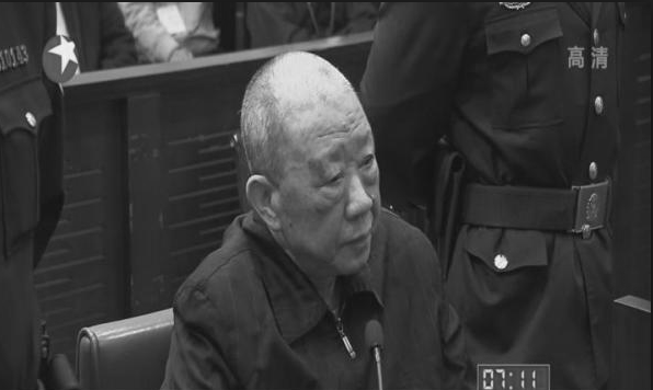 原东航副总经理陈海鞠出庭受审。（视频截图）