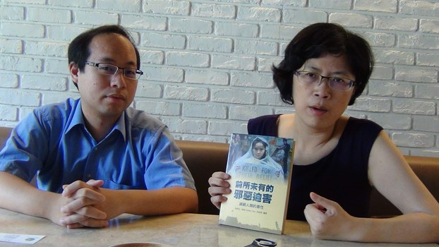 台湾国际器官移植学会朱婉琪（右）与黄千峰（左）呼吁抵制中国活摘器官暴行。（图片来源：RFA)