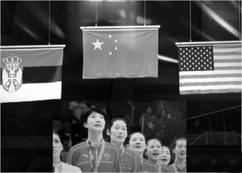 大陆女排相隔12年再夺奥运金牌，但领奖时场馆又升起错体的五星旗。（网络图片）