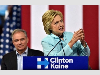 美国一名联邦法官19日裁定，民主党总统候选人希拉蕊·柯林顿(Hillary Clinton,图右)，须就任职国务卿期间使用私人电子邮件伺服器办公的诉讼案，做出书面回应。(AFP)