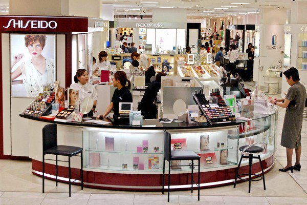 中国游客购买日本化妆品的金额首度大幅超越电子用品。(YOSHIKAZU TSUNO/AFP/Getty Images)