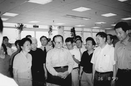 图为1999年8月，江泽民在薄熙来陪同下参观大连友谊商店