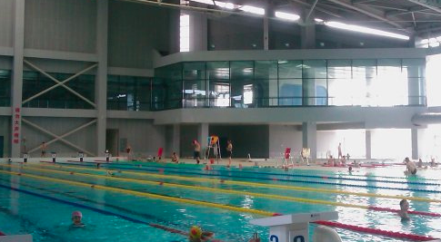 哈尔滨飞鱼游泳俱乐部游泳班有200多名学童陆续出现高烧不退、眼睛红肿等症状。（网路图片）