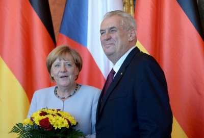 捷克總統齊曼（右）在會談中向梅克爾表示，不要將難民責任轉嫁他國。（法新社）