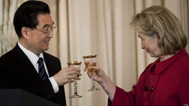 时任中共国家主席胡锦涛2011年访美期间出席在美国国务院举行的午宴（图为胡锦涛与希拉里碰杯的资料照片）。