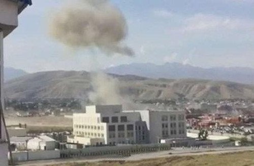 据吉尔吉斯斯坦卫生部称，当地时间30日早晨，一辆携带炸弹的汽车冲进中国驻吉尔吉斯斯坦大使馆，至少导致1死3伤。（网络图片）