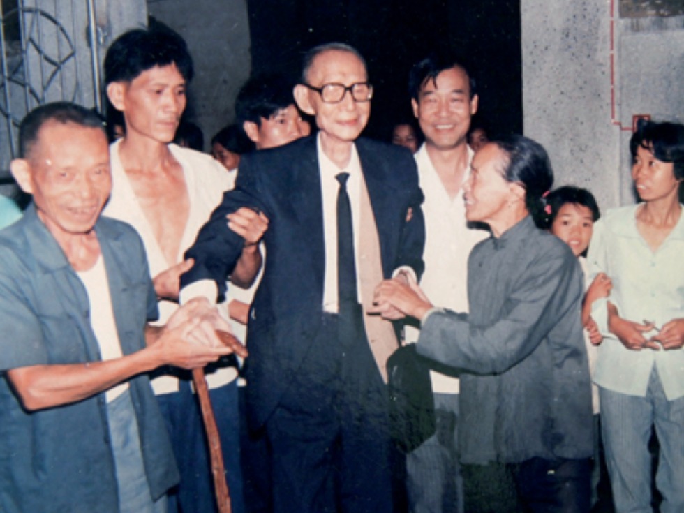 1990年9月13日晚，龚楚回到广东省韶关市乐昌县长乐村定居。亲朋和邻里来他的住所表示欢迎（图源：中国新闻周刊）