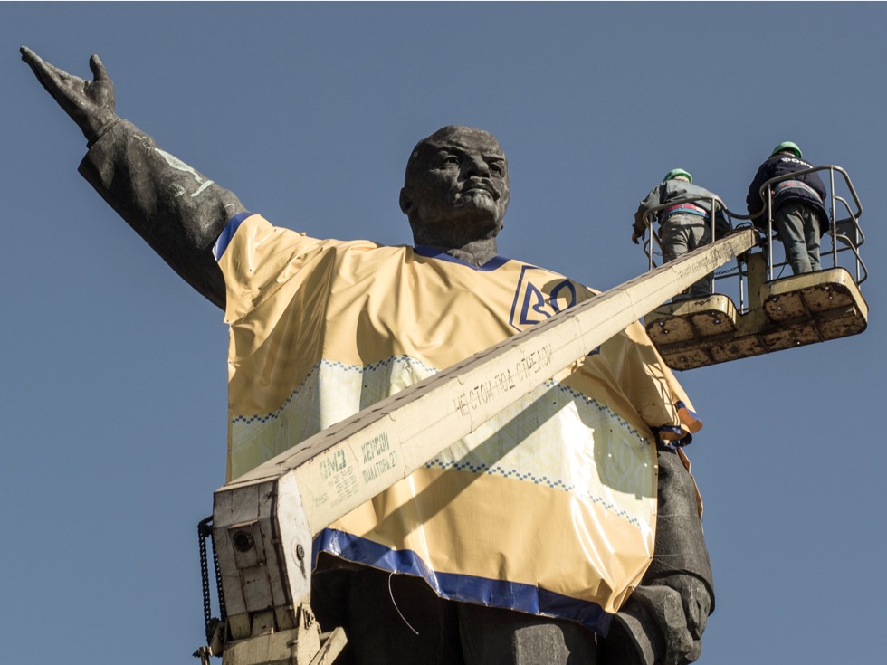 当地时间2016年3月16日，乌克兰扎波罗热，工人移除最大的列宁雕像（图源：VCG）