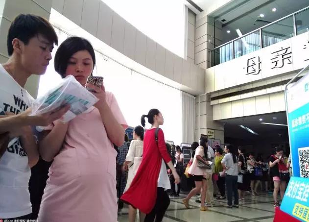�　　2016年6月15日。上海，国际和平妇孕保健院里人头攒动。（东方IC/图）