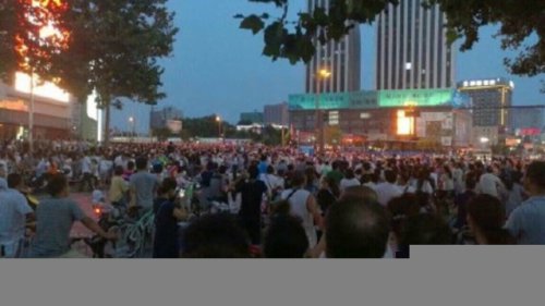 江苏连云港连续三天上万民众抗议（网路图片）