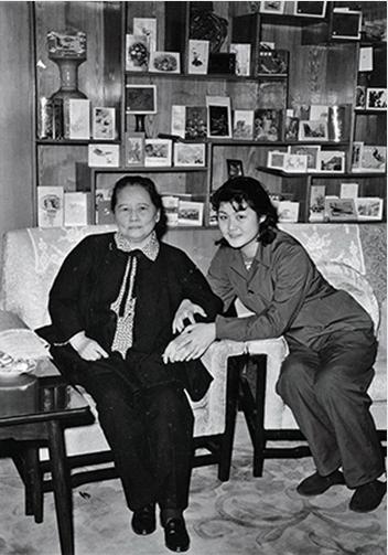 1974年文革中，宋庆龄和养女隋永清见面。一脸愁容。